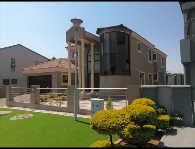 5 BEDROOM HOUSE FOR SALE IN THORNHILL